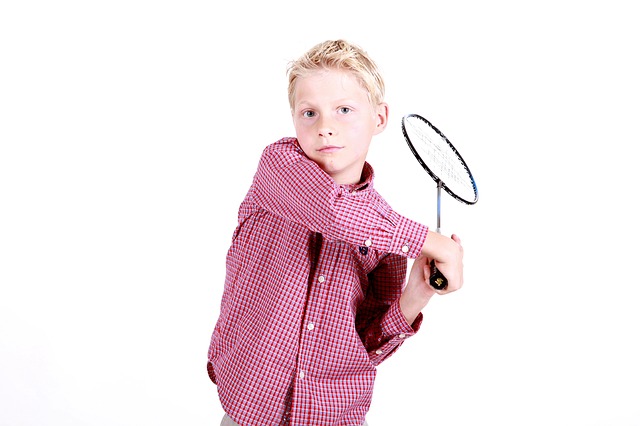 chlapec hraje badminton