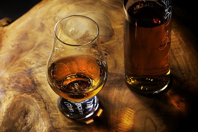 sklenice whisky