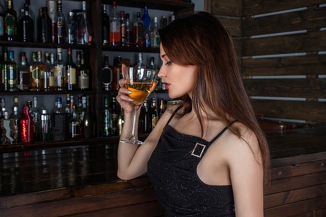 žena pijící alkohol